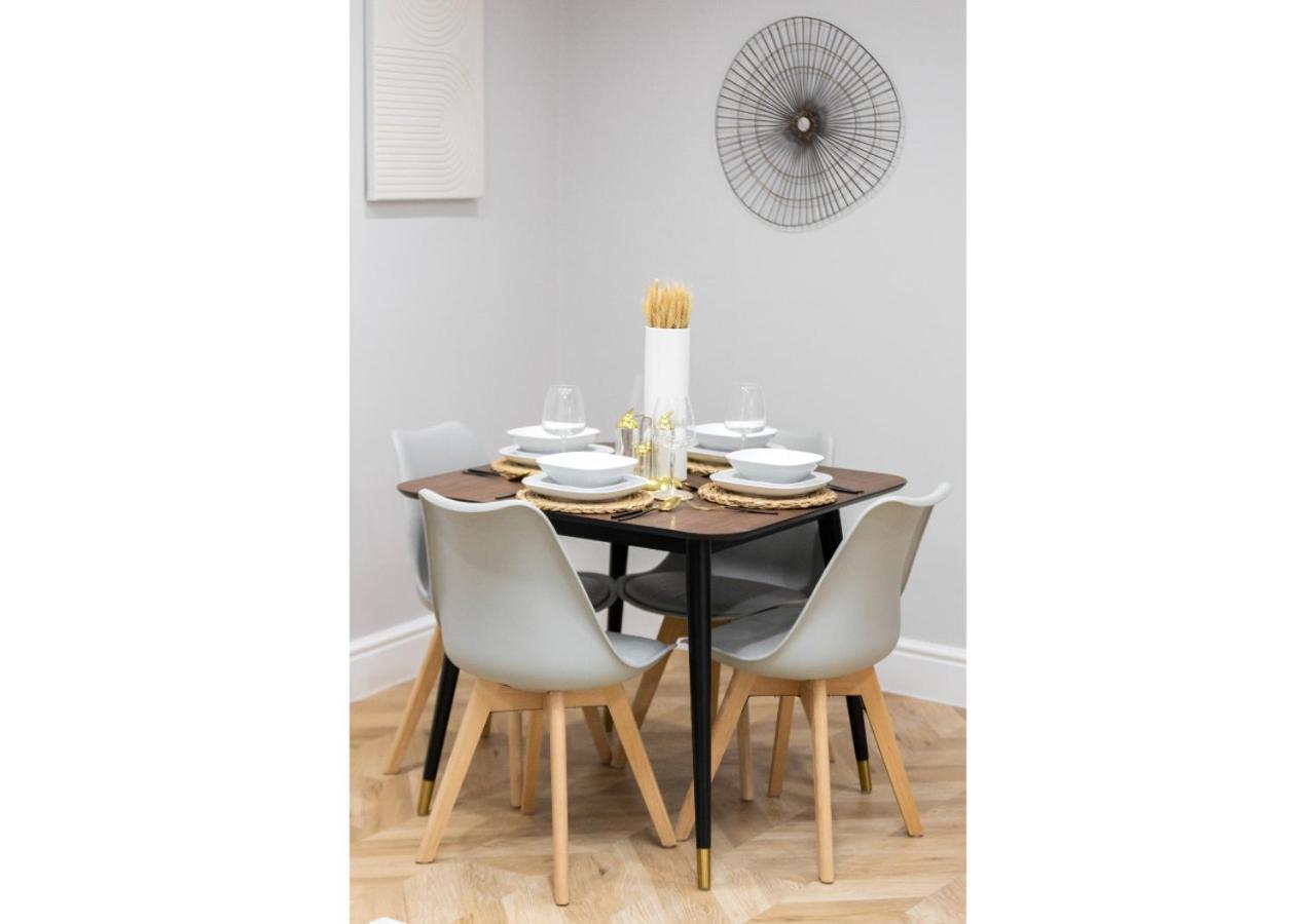 Conveniently Situated - Luxuriously Furnished! Apartment London Exterior photo