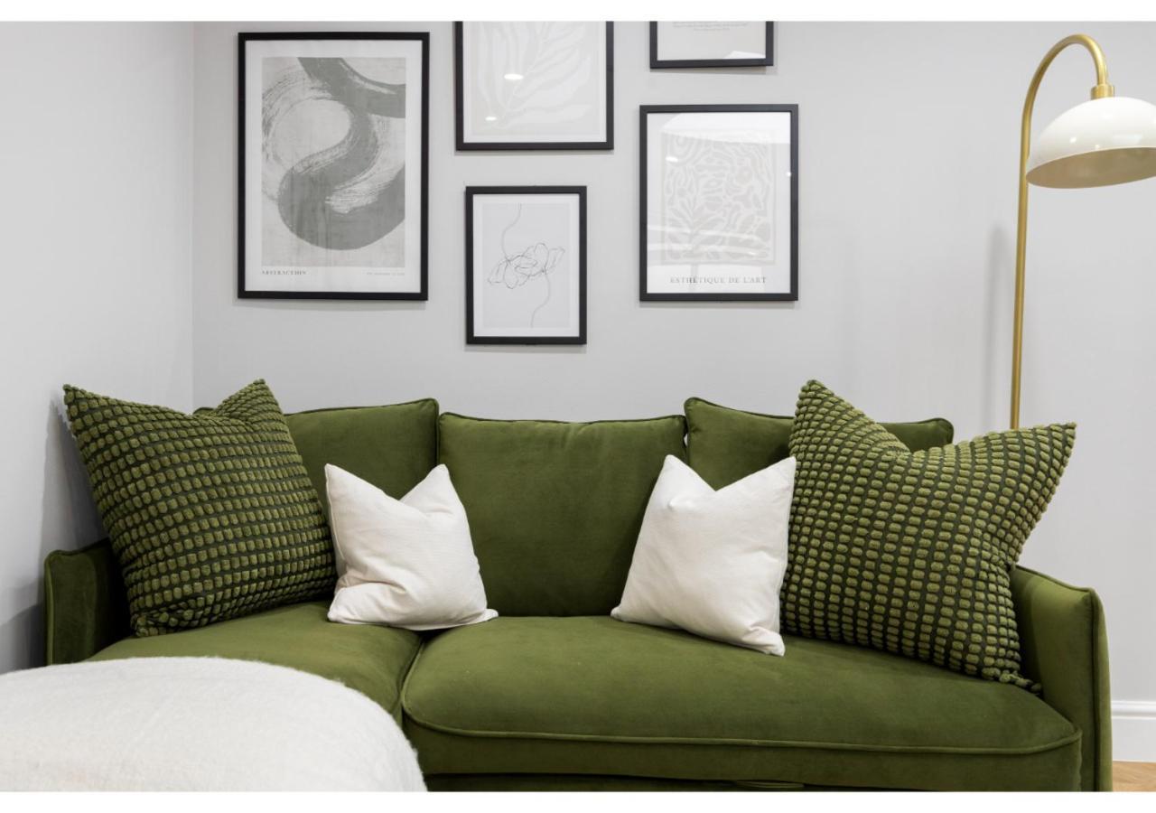 Conveniently Situated - Luxuriously Furnished! Apartment London Exterior photo