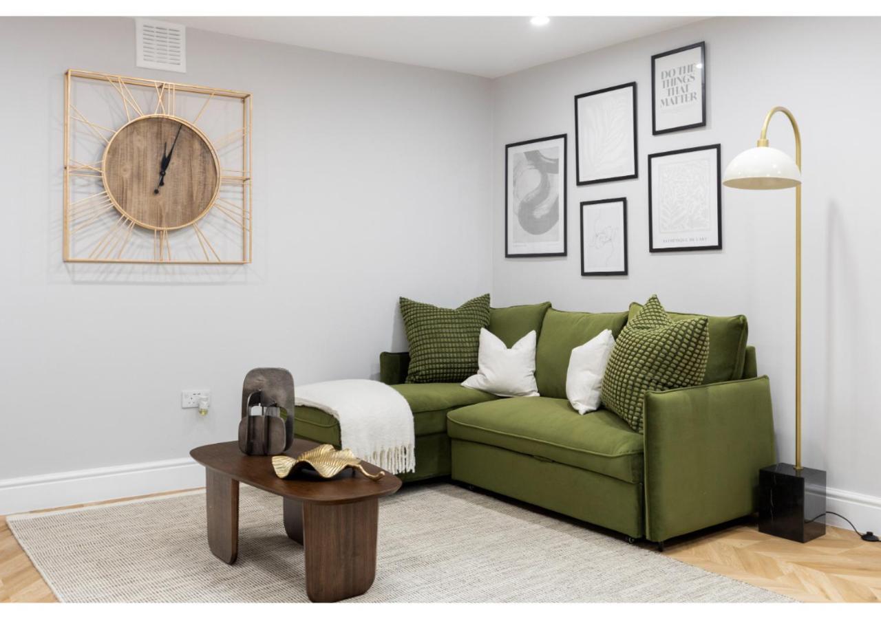 Conveniently Situated - Luxuriously Furnished! Apartment London Exterior photo