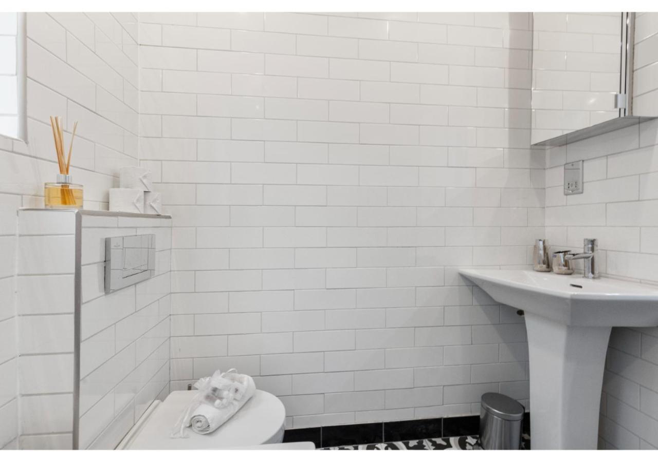 Conveniently Situated - Luxuriously Furnished! Apartment London Exterior photo