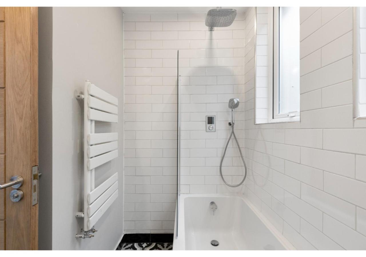 Conveniently Situated - Luxuriously Furnished! Apartment London Exterior photo